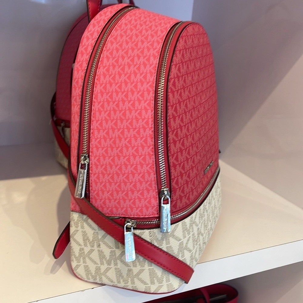 MICHAEL KORS Rhea Medium Zip Color-Block Signature Logo Backpack
DKRSPBRYMLT
NWT - Picture 6 of 16